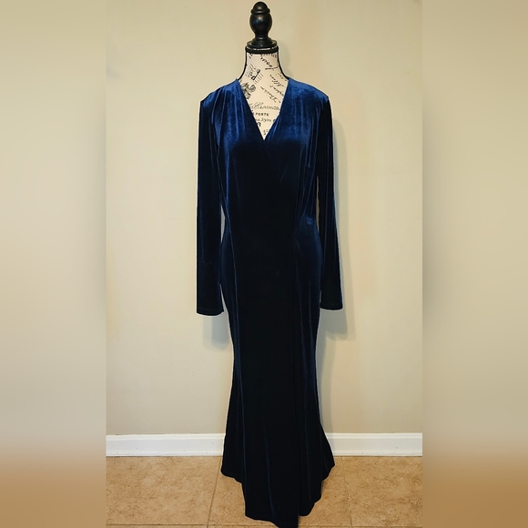 BREATHTAKING!! SIMPLY STUNNING BLUE DRESS!! 💙 💙 💙 - Picture 1 of 11